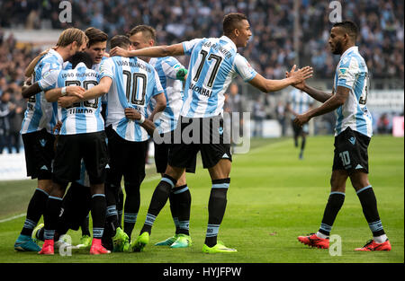 Munich, Allemagne. Le 05 Avr, 2017. Les joueurs de Munich célébrer l'objectif de 1-0 lors de la 2e Bundesliga allemande match de foot entre TSV 1860 Munich et le VfB Stuttgart dans l'Allianz Arena de Munich, Allemagne, 05 avril 2017. (CONDITIONS D'EMBARGO - ATTENTION : En raison de la lignes directrices d'accréditation, le LDF n'autorise la publication et l'utilisation de jusqu'à 15 photos par correspondance sur internet et dans les médias en ligne pendant le match.) Photo : Sven Hoppe/dpa/Alamy Live News Banque D'Images