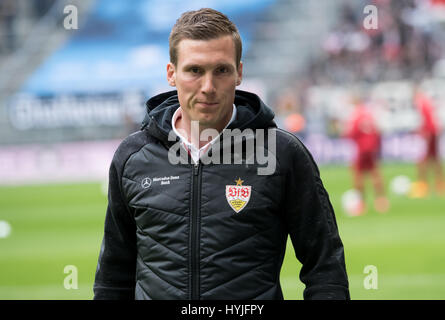 Munich, Allemagne. Le 05 Avr, 2017. L'entraîneur de Stuttgart, Hannes Wolf arrive pour le 2e match de football Bundesliga allemande entre TSV 1860 Munich et le VfB Stuttgart dans l'Allianz Arena de Munich, Allemagne, 05 avril 2017. (CONDITIONS D'EMBARGO - ATTENTION : En raison de la lignes directrices d'accréditation, le LDF n'autorise la publication et l'utilisation de jusqu'à 15 photos par correspondance sur internet et dans les médias en ligne pendant le match.) Photo : Sven Hoppe/dpa/Alamy Live News Banque D'Images