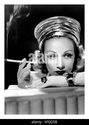 B&W soft focus élégant studio portrait de Greta Garbo avec porte-cigarette, 1905-1990 Banque D'Images