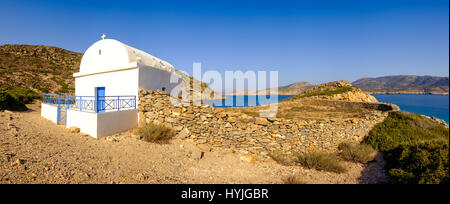 Vue panoramique de la chapelle blanche dans le magnifique littoral de l'océan, l'île d'Amorgos, Cyclades, Grèce Banque D'Images