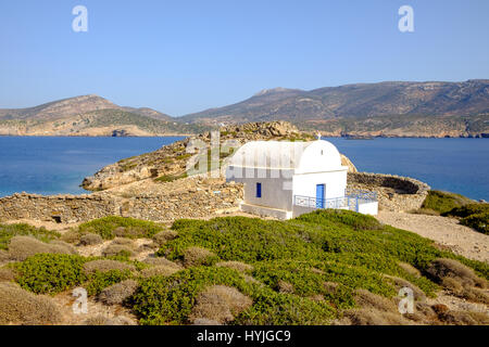 Vue paysage de chapelle blanche dans le magnifique littoral de l'océan, l'île d'Amorgos, Cyclades, Grèce Banque D'Images