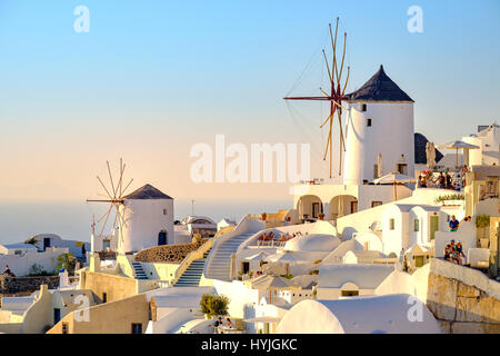 Oia Santorini - 31 août, 2015 : Oia village maisons et moulins à vent, Santorin, Grèce Banque D'Images