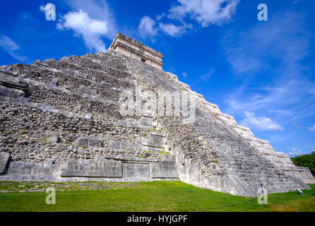 Vue panoramique sur le Castillo pyramide maya à Chichen Itza, Mexique Banque D'Images