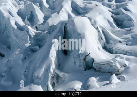 Close-up du Glacier d'Argentiere avec des crevasses et séracs formé tout en descendant de la vallée en hiver. Banque D'Images