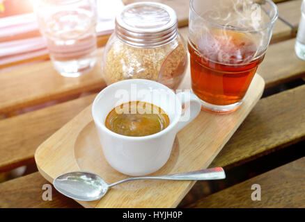 Café Espresso tourné en petite tasse Servir avec du thé et du sucre rouge dans l'air extérieur éclairage soleil bas. Banque D'Images