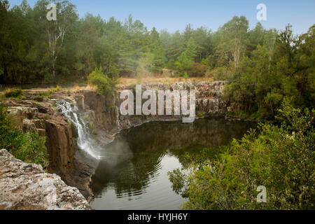 En cascade cascade plus haute falaise rocheuse en eaux calmes profonds à Tooloom chutes chez les forêts du nord de l'Australie NSW Banque D'Images