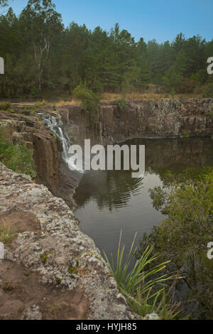 En cascade cascade plus haute falaise rocheuse en eaux calmes profonds à Tooloom chutes chez les forêts du nord de l'Australie NSW Banque D'Images