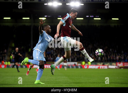 Burnley's Michael Keane (droite) et Stoke City's Saido Berahino bataille pour la balle au cours de la Premier League match à Turf Moor, Burnley. Banque D'Images