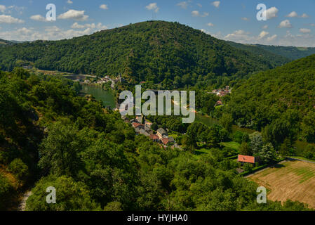 Vue depuis le monastère qui surplombe le village médiéval d'Ambialet, le Tarn et le château en ruine. D'Ambialet, Occitanie, France. Banque D'Images