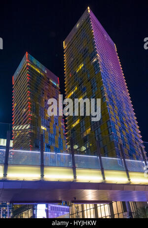 LAS VEGAS - NOV 24 : l'incliné Veer Towers à Las Vegas le 24 novembre 2016. Veer Towers sont jumelles 37 étages, 480 pieds , tours résidentielles situé à wit Banque D'Images