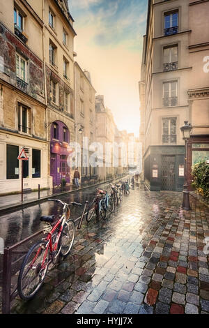 Rue des Grands Degrés au coucher du soleil après la pluie. La France. Paris Banque D'Images