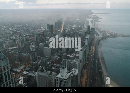 Vue sur le centre-ville de Chicago pendant une petite averse. Coucher du soleil et gratte-ciel Banque D'Images