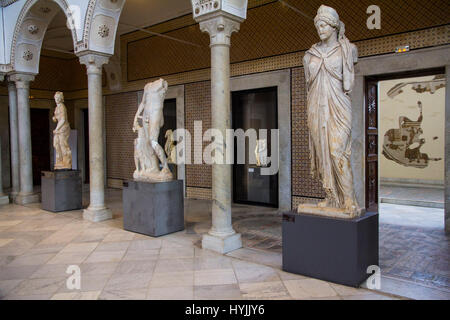 La salle de Carthage au Musée national du Bardo rassemble une riche collection de mosaïques romaines et de statues en marbre représentant les dieux et Roman e Banque D'Images