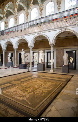 La salle de Carthage au Musée national du Bardo rassemble une riche collection de mosaïques romaines et de statues en marbre représentant les dieux et Roman e Banque D'Images