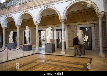 La salle de Carthage au Musée national du Bardo rassemble une riche collection de mosaïques romaines et de statues en marbre représentant les dieux et Roman e Banque D'Images