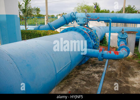 Brides, raccords, valves et tuyaux d'une eau d'irrigation Banque D'Images