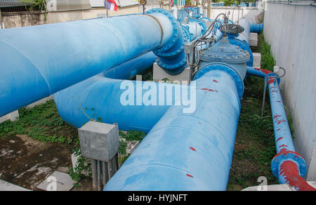 Brides, raccords, valves et tuyaux d'une eau d'irrigation Banque D'Images