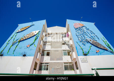 Artwork. Art urbain qui décore la façade d'un immeuble à appartements, Estepona. La province de Malaga Costa del Sol. Andalousie Le sud de l'Espagne, Europe Banque D'Images