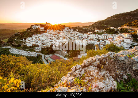 Vue panoramique au coucher du soleil. Village blanc de Casares, province de Malaga Costa del Sol. Andalousie Le sud de l'Espagne, Europe Banque D'Images