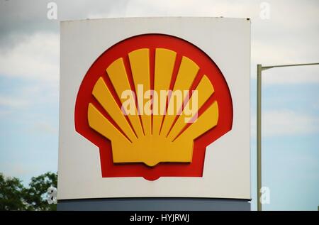 Une station-service Shell à Ashford dans le Kent, en Angleterre, le 17 juin 2008. La multinationale anglo-néerlandaise a été créée en 1907. Banque D'Images