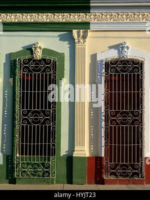 Détail de la fenêtre avec la belle décoration coloniale dans la ville de Cienfuegos à Cuba Banque D'Images