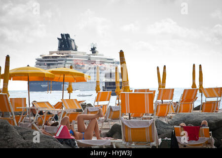 L'Europe,Italie,Liguria Santa Margherita, la plage privée de l'hôtel Imperiale Palace avec un bateau de croisière dans l'arrière-plan Banque D'Images