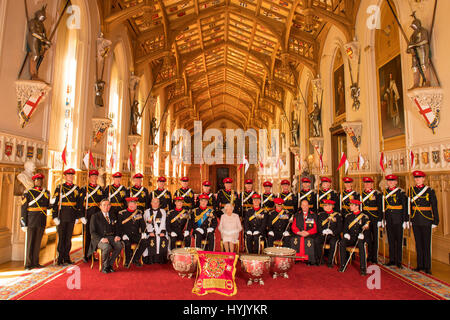 La reine Elizabeth II (centre) avec (rangée avant, de gauche à droite) Secrétaire du régiment le Major (retraité) Martyn Pocock, quartier-maître Le Capitaine James Rickett, Padre Graham Collingwood, Colonel du régiment Le Brigadier Andrew Hughes, le duc de York, commandant le lieutenant-colonel Henry Searby, sergent-major de régiment de la classe Adjudant 1 Craig Borthwick, Aumônier général Révérend Coulter, commandant en second du régiment Tom Prideaux et Adjudant Capitaine Tom Pritchard, et (debout) les membres de la Gendarmerie royale Lancers, suite à la présentation du guidon au Royal Lancers par la reine Elizabeth II Banque D'Images