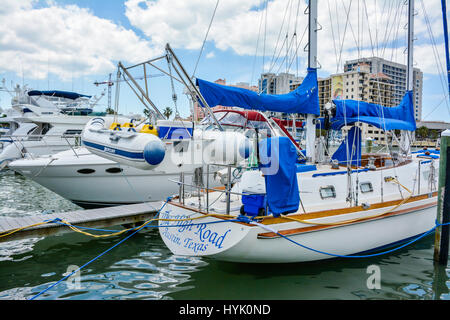 Bateaux amarrés dans la plage de Clearwater, Floride, Marina. Voilier nommé 'Road' de Austin, TX est amarré le long d'autres bateaux dans le port Banque D'Images