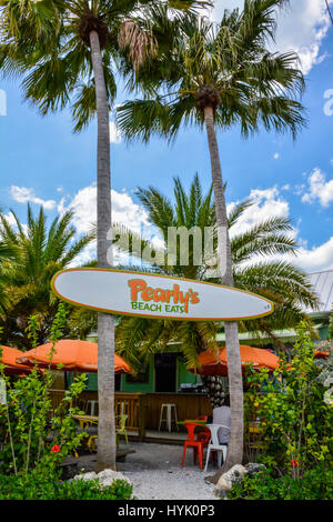 Un surf inscrivez-vous accueille à l'entrée de tropical Pearly's Beach Easts Restaurant, un thème populaire, surf & seafood restaurant funky sur Pap Banque D'Images