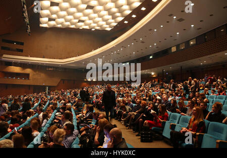 Kiev, UKRAINE - le 31 mars 2017 : salle de spectacle du palais national des Arts "Ukraina" à Kiev avant le ballet 'Gatsby le Magnifique Ballet' Banque D'Images