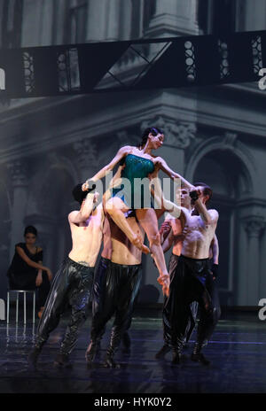 Kiev, UKRAINE - le 31 mars 2017 : Les danseurs sur scène pendant le ballet 'Gatsby le Magnifique' Ballet National au Palais des Arts "Ukraina" à Kiev, UKR Banque D'Images