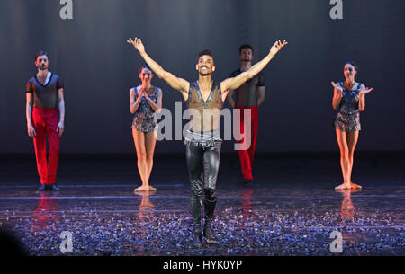 Kiev, UKRAINE - le 31 mars 2017 Artistes : proue à l'auditoire après 'ballet Gatsby le Magnifique Ballet' au Palais national des Arts "Ukraina" à Kiev, Ukraine Banque D'Images