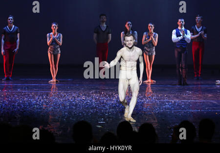 Kiev, UKRAINE - le 31 mars 2017 Artistes : proue à l'auditoire après 'ballet Gatsby le Magnifique Ballet' au Palais national des Arts "Ukraina" à Kiev, Ukraine Banque D'Images