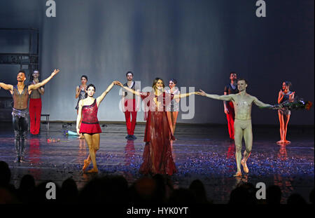 Kiev, UKRAINE - le 31 mars 2017 Artistes : proue à l'auditoire après 'ballet Gatsby le Magnifique Ballet' au Palais national des Arts "Ukraina" à Kiev, Ukraine Banque D'Images