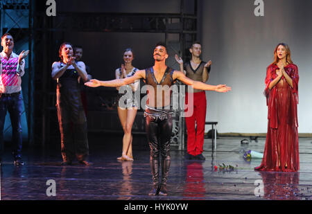 Kiev, UKRAINE - le 31 mars 2017 Artistes : proue à l'auditoire après 'ballet Gatsby le Magnifique Ballet' au Palais national des Arts "Ukraina" à Kiev, Ukraine Banque D'Images