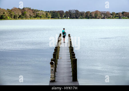 Winter Park Florida, Orlando, Lake Virginia, Dinky Dock Park, dock, garçons, garçon enfant enfant enfant enfant enfants enfant, pêche, pittoresque, eau calme, FL170222113 Banque D'Images