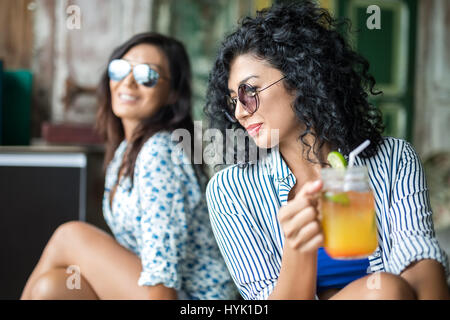 Les filles avec des cocktails Banque D'Images