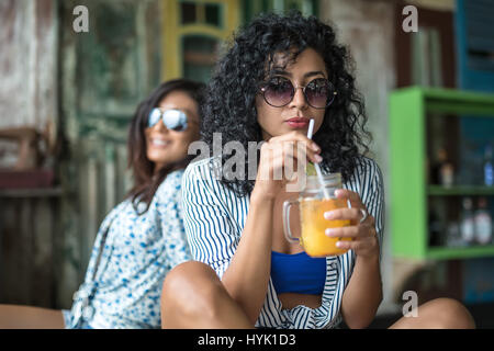 Les filles avec des cocktails Banque D'Images