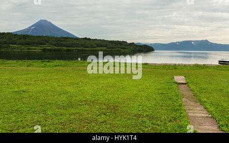 Stratovolcan Ilyinsky Kurile près de lac. Banque D'Images