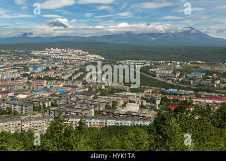 Avachinsky-Koryaksky groupe de volcans et de Mishennaya Petropavlovsk-Kamchatsky hills Banque D'Images