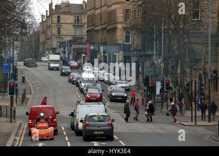 Great Western Road Glasgow Ecosse à Byres Road vue haute scène de rue Banque D'Images