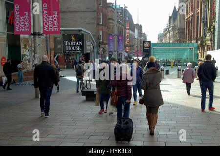 Consommateurs et aux touristes shopping en foule om Buchanan Street Glasgow Banque D'Images