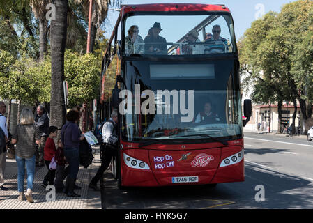 Un groupe de touristes à bord d'un Séville, Hop-on hop-off bus à Séville, Espagne Banque D'Images