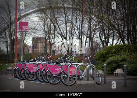 Nextbike Glasgow les gens à prendre des vélos à la Glasgow secc dans l'ombre de la Clyde arc Banque D'Images