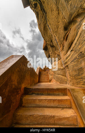 Escalier sur le côté de l'ancienne forteresse de Sigiriya Rock Lions à Sigiriya, Sri Lanka Banque D'Images