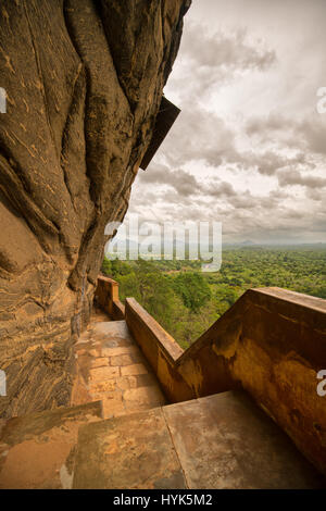 Escalier sur le côté de l'ancienne forteresse de Sigiriya Rock Lions à Sigiriya, Sri Lanka Banque D'Images