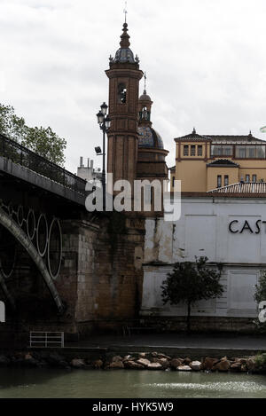 La Capilla del Carmen est une petite chapelle située sur le Puente de Isobel 11 ( Pont de Isobel 11) qui s'étend sur la rivière Guadalquivir à Séville, l'Anda Banque D'Images