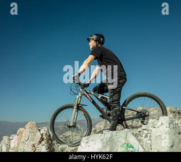 Jeune homme avec un vélo tout terrain à l'extérieur Banque D'Images