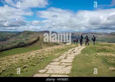 Les promeneurs sur la colline de perdre dans le Peak District, à la suite de la crête à pied de Mam Tor sur un jour de printemps ensoleillé. Banque D'Images