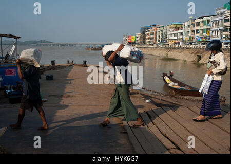31.01.2017, mawlamyine, république de l'Union du Myanmar, en Asie - charge travailleurs produits sur un cargo à une jetée à mawlamyine. Banque D'Images
